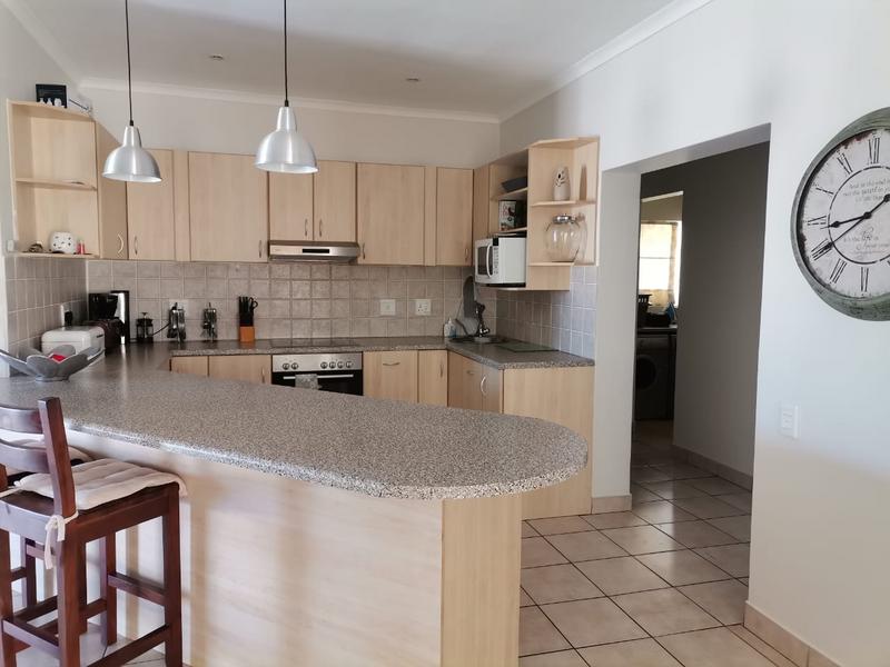 To Let 4 Bedroom Property for Rent in Signal Hill Western Cape